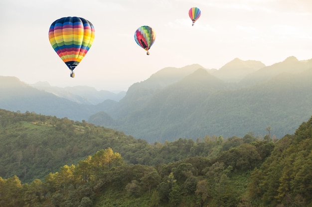 Globo aerostático sobre la montaña