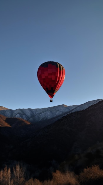 Un globo aerostático sobrevuela las montañas.