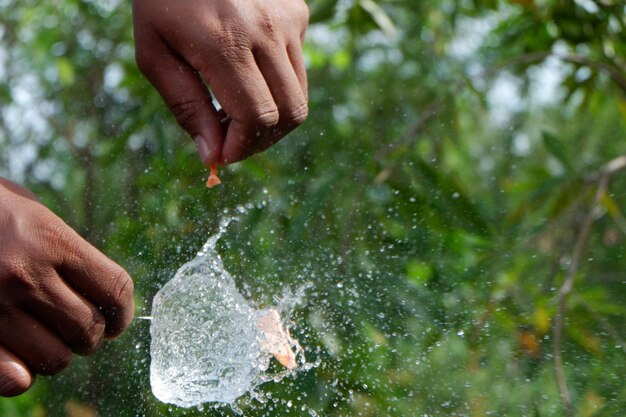 con globo de agua en estado de ánimo de alta velocidad