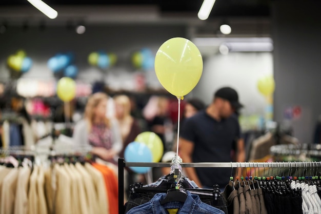 globo de aire amarillo en una tienda de ropa sobre un fondo borroso. globo amarillo en una tienda de ropa