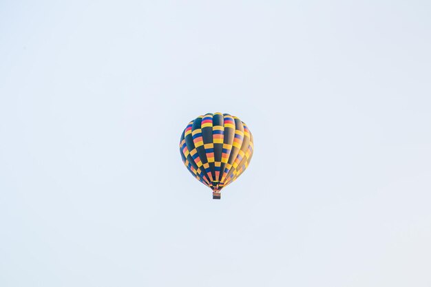 Globo de aire caliente aislado sobre fondo blanco.