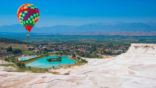 Globo de aire caliente arriba en pammukale cerca de la ciudad moderna denizli turquía uno de los famosos lugares de turistas en t