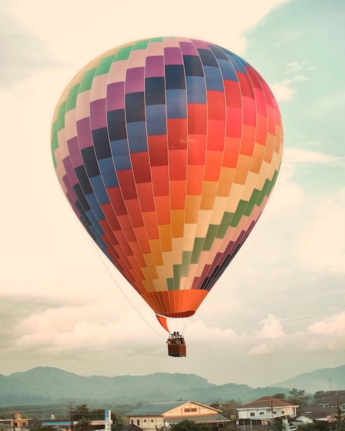 globo de aire caliente volando contra el cielo