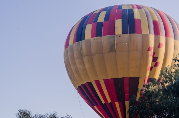 Globo de aire caliente vuela al amanecer