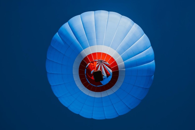 Foto un globo de aire caliente vuela en el cielo vista del globo desde abajo