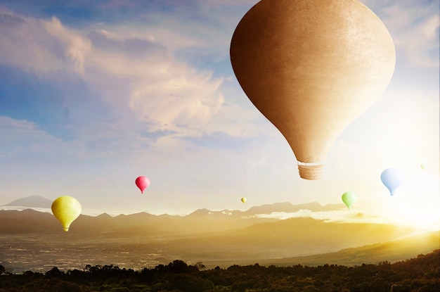 Globo de aire colorido volando con fondo de cielo al atardecer