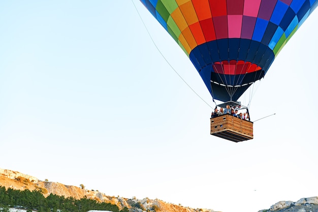 Globo de aire multicolor en cielo azul claro