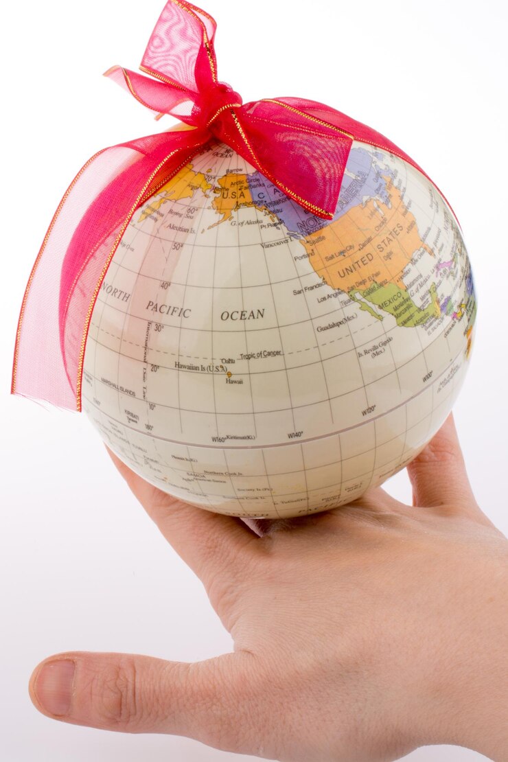 Foto globo amarrado com fita vermelha em fundo branco