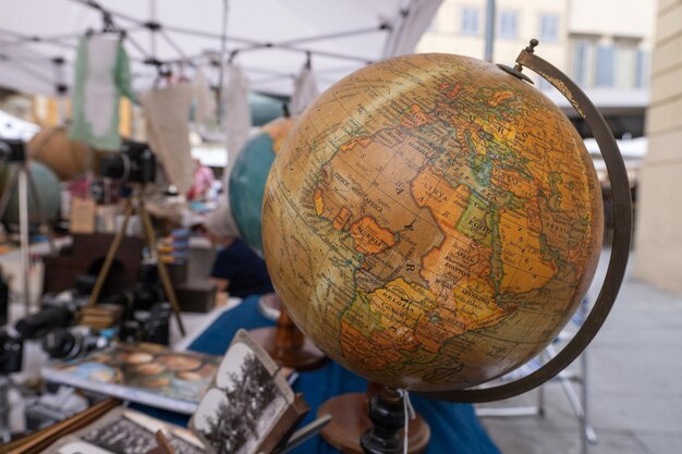 Foto globo antigo no stand do mercado de antiguidades em arezzo, itália