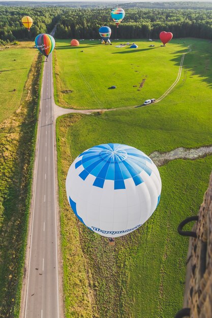 globo azul y blanco volando sobre un campo verde idea de regalo de vacaciones vuelo en globo