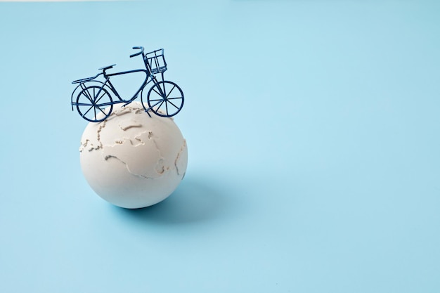 Globo y bicicleta Salvar la idea del planeta Día Internacional de la Tierra Día Mundial de la Bicicleta