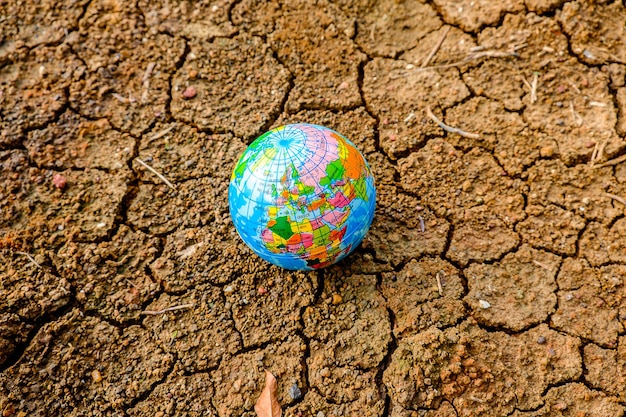 Foto globo en el campo agrietado