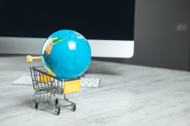 Globo en la canasta y computadora en el escritorio