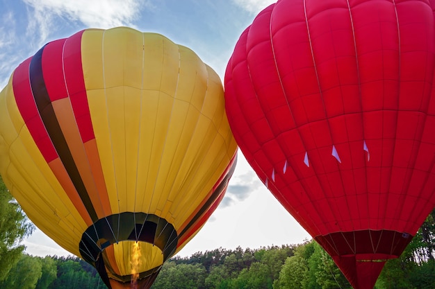 Un globo con una canasta llena de aire caliente y listo para volar. Preparación de un globo para el vuelo. Festival de globos