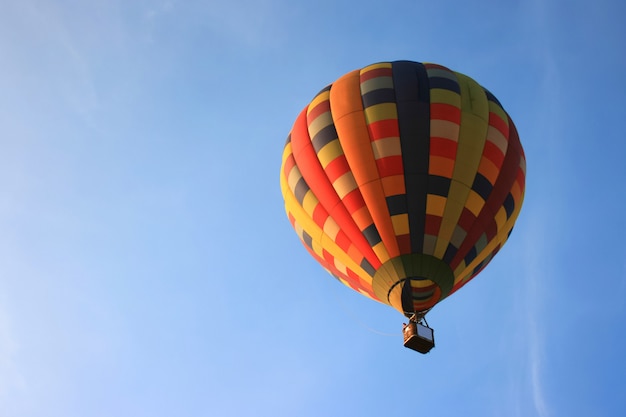 Globo con cielo azul