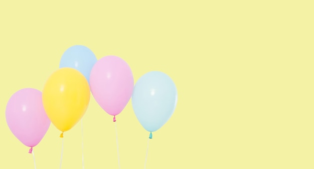 globo de color aislado sobre fondo amarillo copia concepto de vacaciones en el espacio