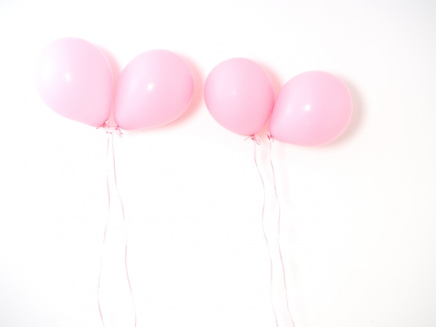 Foto globo color rosa pastel sobre gris.