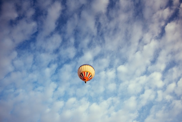 Foto globo colorido en el cielo azul.