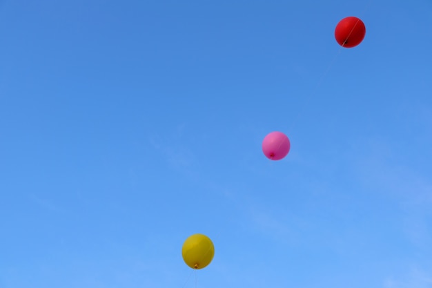 Globo colorido del vuelo con el cielo azul. Concepto de libertad