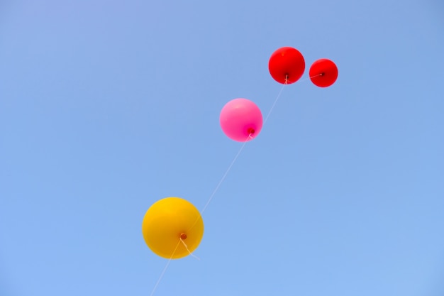 Foto globo colorido del vuelo con el cielo azul. concepto de libertad