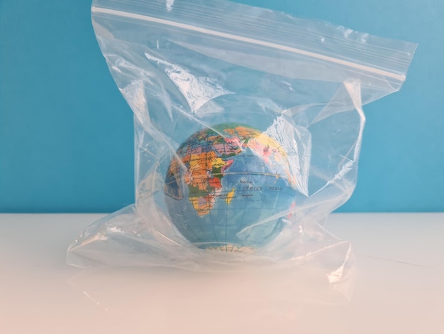 Globo en un concepto de bolsa de basura sobre el tema de la contaminación ambiental con desechos plásticos