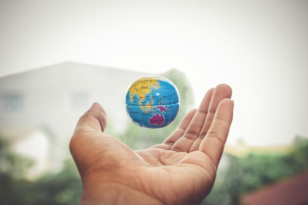 Foto globo cortado con la mano