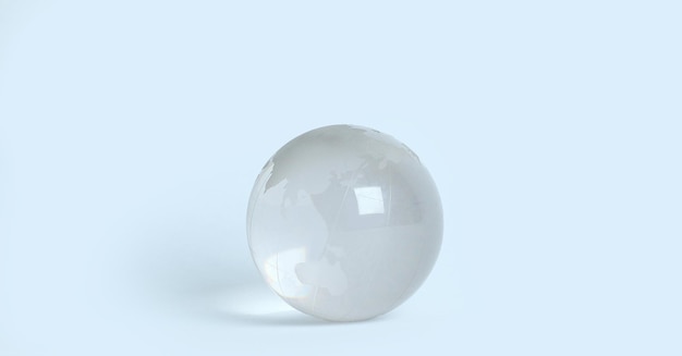 Globo de vidro pequeno isolado em um fundo branco