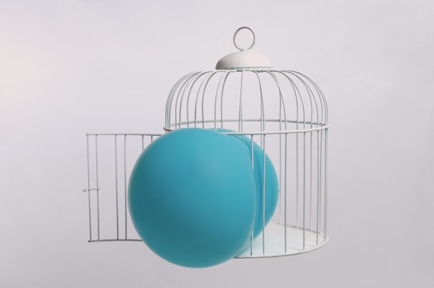 Globo desinflado para escapar de una jaula