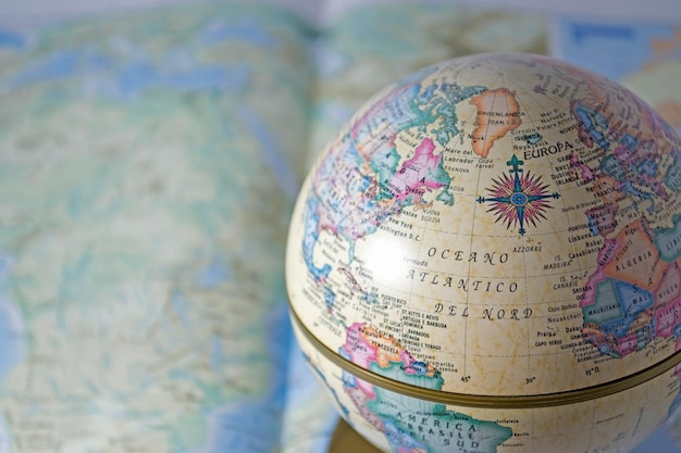 Globo em um atlas aberto para maximizar o resultado da pesquisa