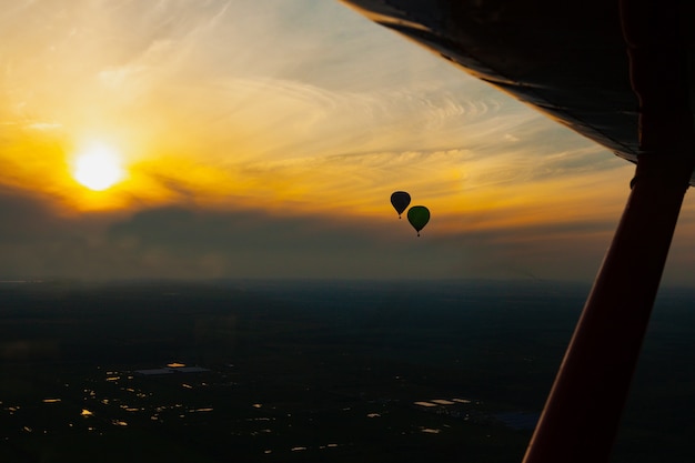 Globo en el fondo del sol y puesta de sol