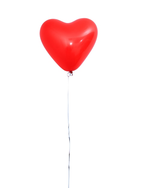 Globo de helio en forma de corazón rojo aislado sobre fondo blanco con cuerdas, día de San Valentín, día de la madre, concepto de diseño de fiesta de cumpleaños. Trazado de recorte.