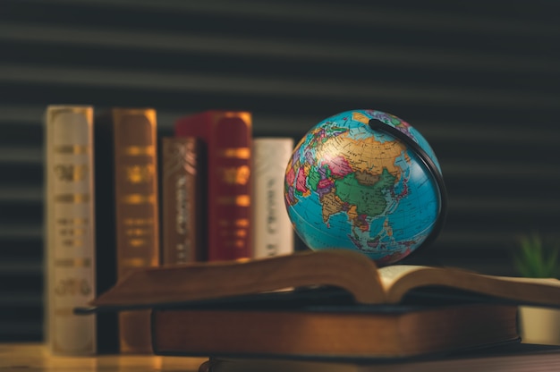 Foto globo del mundo en el libro. concepto de escuela de educación