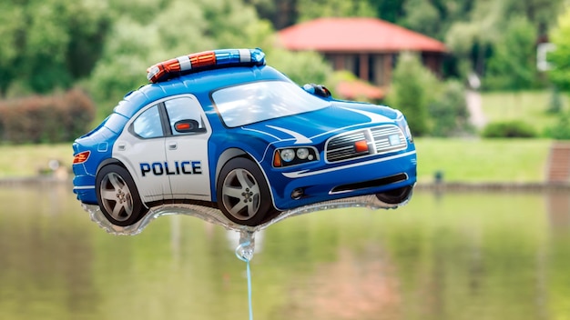 Globo para niños un coche de policía azul cuelga en el aire