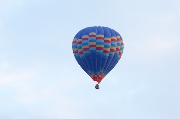 Globo de pasajeros volando en el cielo Capadocia