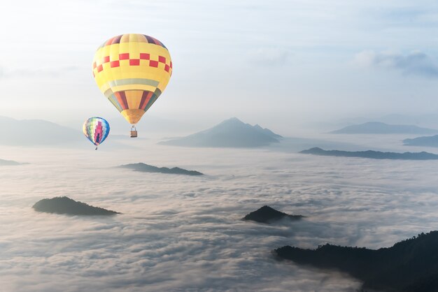 Globo sobre niebla y nube valle de montaña