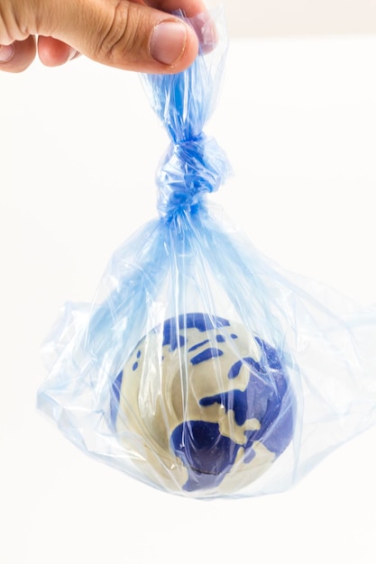 Globo terráqueo dentro de una bolsa de plástico