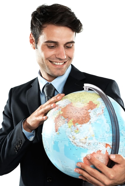 Globo terráqueo y empleado del hombre con la esfera del planeta que se siente feliz por los viajes globales Persona internacional y felicidad de un trabajador emocionado con un fondo blanco aislado en un traje con una sonrisa