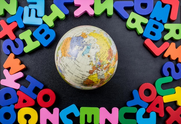 Foto globo terráqueo y letras de colores de madera