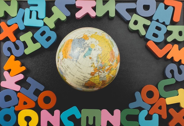 Globo terráqueo y letras de colores de madera