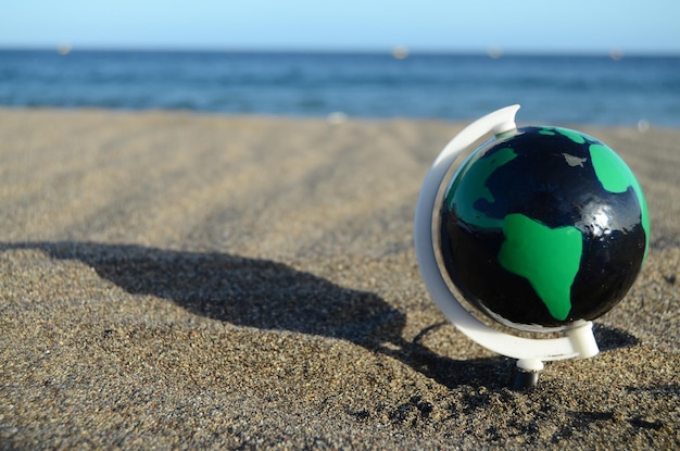 globo terráqueo en la playa