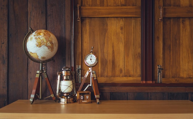 Globo terráqueo sobre una mesa de madera en una casa de maderaViaja por el mundo