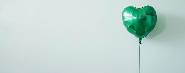 un globo verde con una estrella en él está en el aire