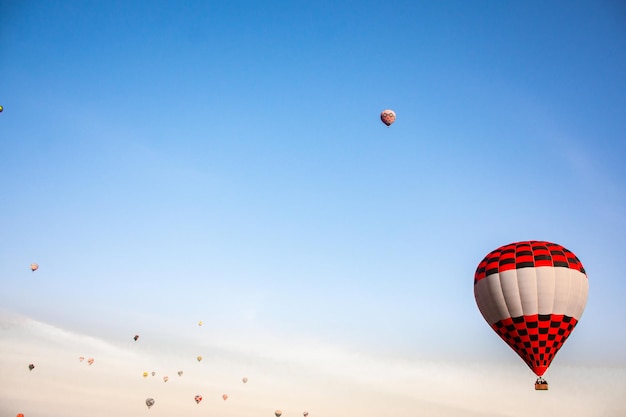 globos aerostáticos en el cielo azul