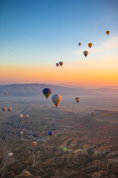 Globos de aire caliente brillante en el cielo de Capadocia, Turquía