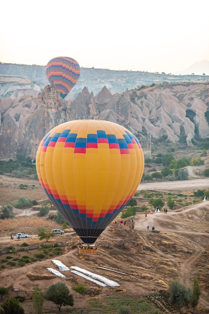 Globos de aire caliente brillante en el cielo de Capadocia, Turquía