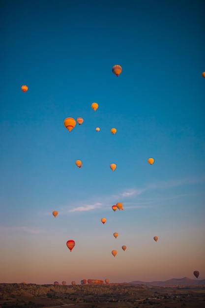 Globos de aire caliente brillantes en el cielo de capadocia turquía