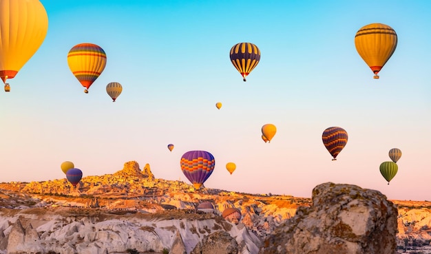 Globos de aire caliente brillantes en el cielo de capadocia turquía