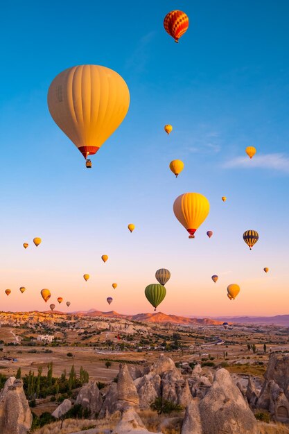 Los Globos Grandes Vuelan Sobre Las Montañas En Cappadocia Imagen de  archivo - Imagen de grande, extremo: 119833535