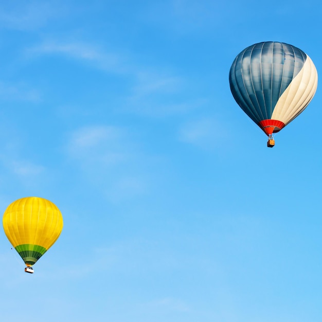 Globos de aire caliente de color azul y amarillo en el cielo de Vilnius, Lituania