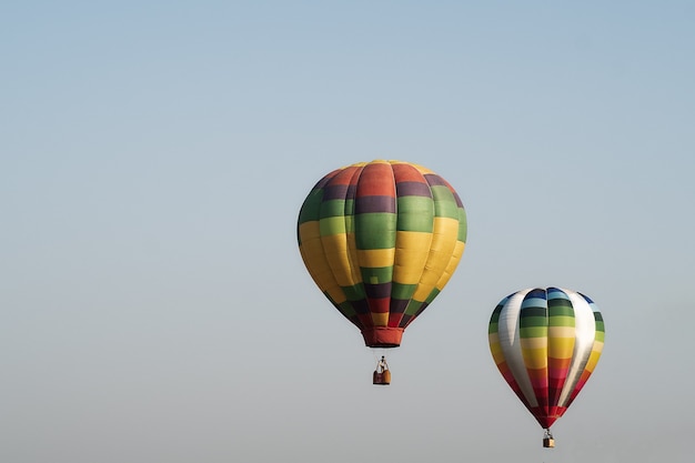 Foto globos de aire caliente en el fondo del cielo